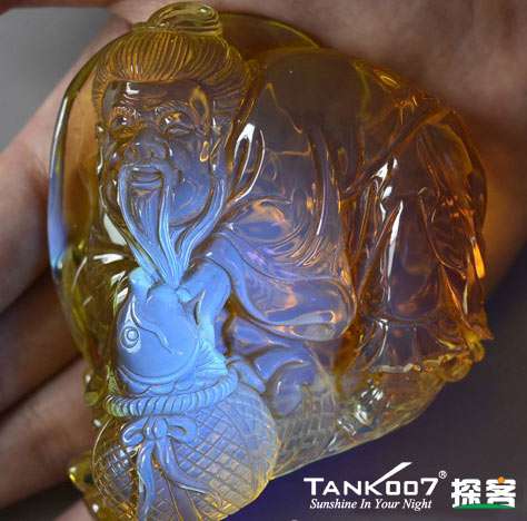 網上用紫光手電鑒定琥珀的帖子這么多,哪個是真假?